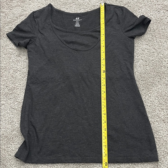 Set of 2 H&M maternity nursing tshirts - Picture 7 of 7